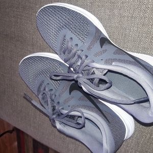 Men's New (worn once on carpet). Gray/Black Nike